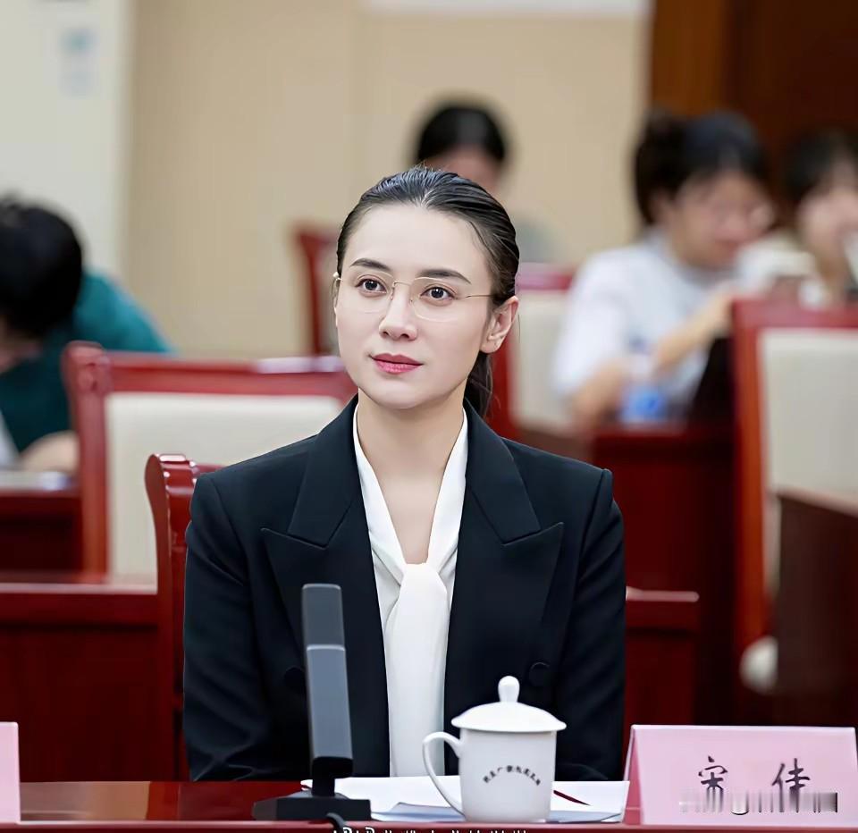 这不是郡主娘娘说的溜着头发勾栏做派吗，连林小娘去看榜都知道把头发梳整齐。

在这