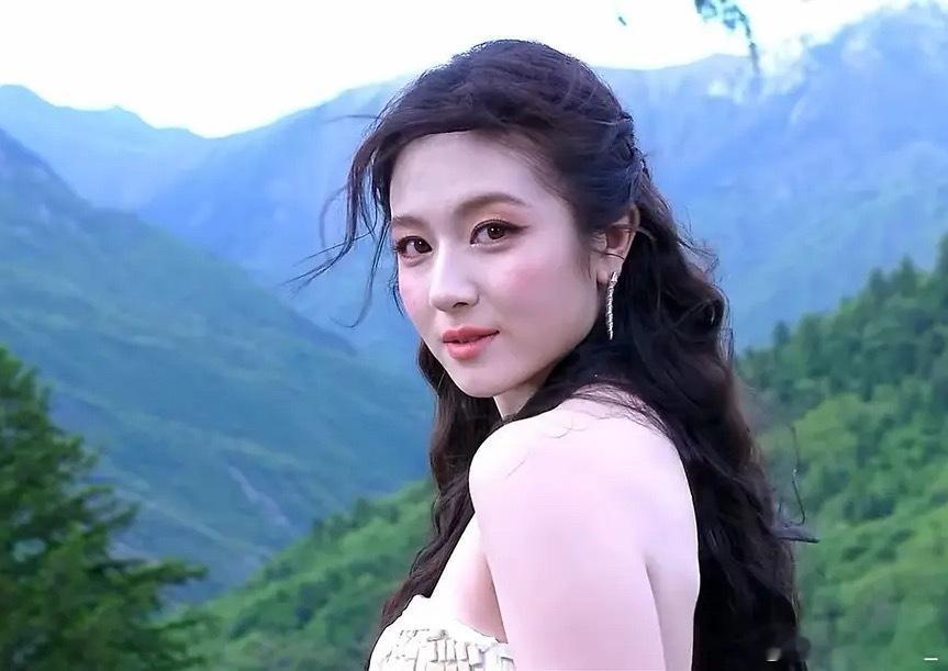 刘冲今晚vogue这场活动是来陷害参加的明星们吧，这场活动办的好灾难，人不咋的景