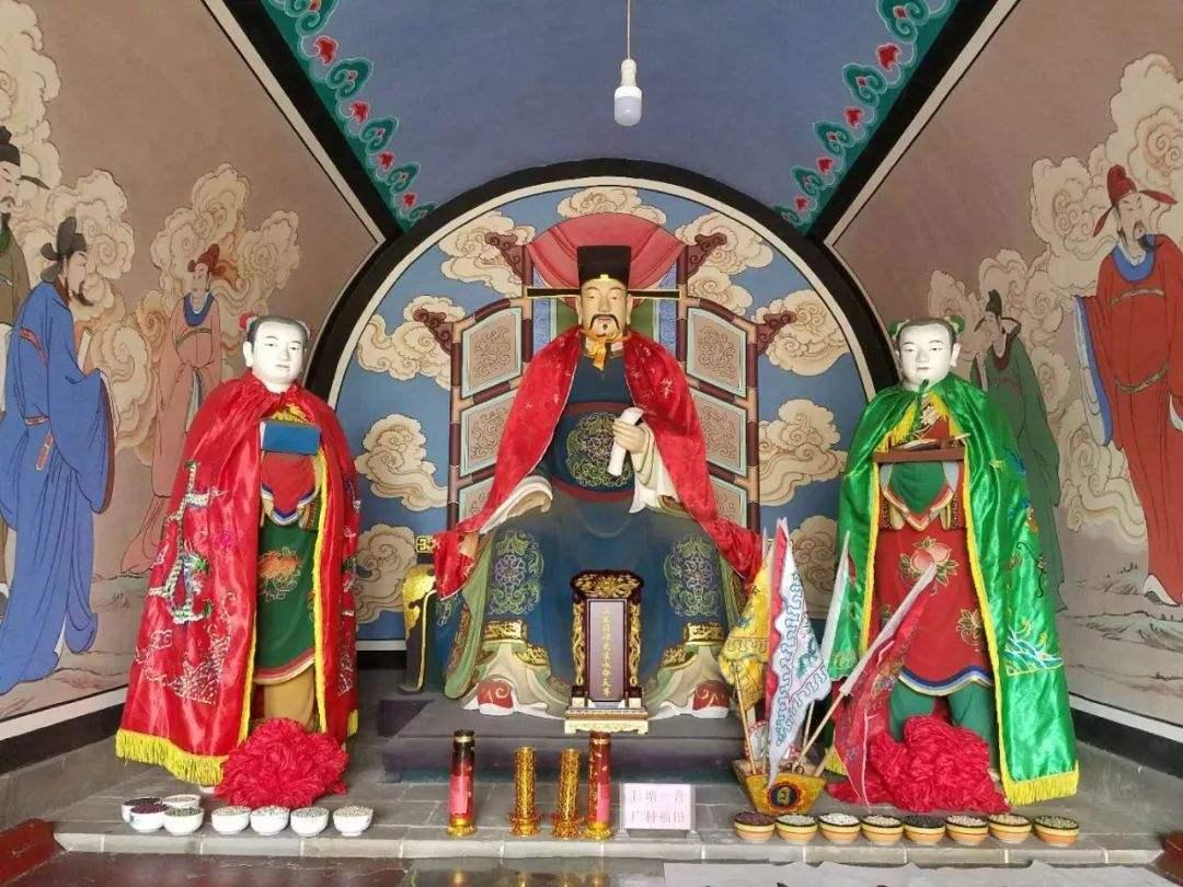 农历二月初三，是神话传说中掌管天下人功名利禄的文昌帝君的生日。古代的莘莘学子们会