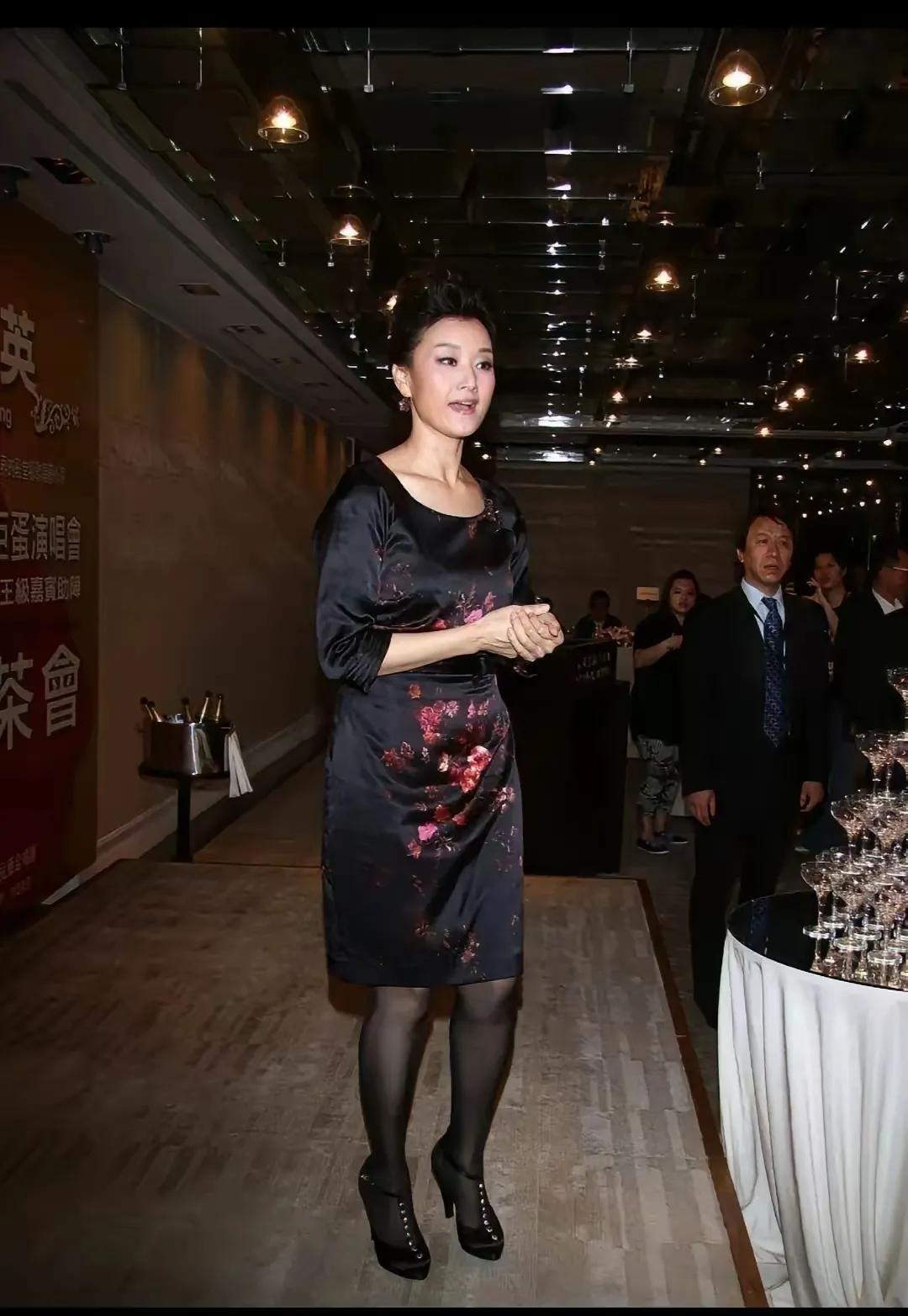 近日宋祖英出现在某活动现场，大家看完称赞不已，基本没有什么变化，身材还是那样苗条