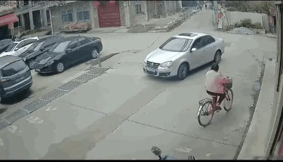 初中女生扶老人遭索赔22万，
如何看“对方已撤诉”？

当全网都在等待当地法庭的