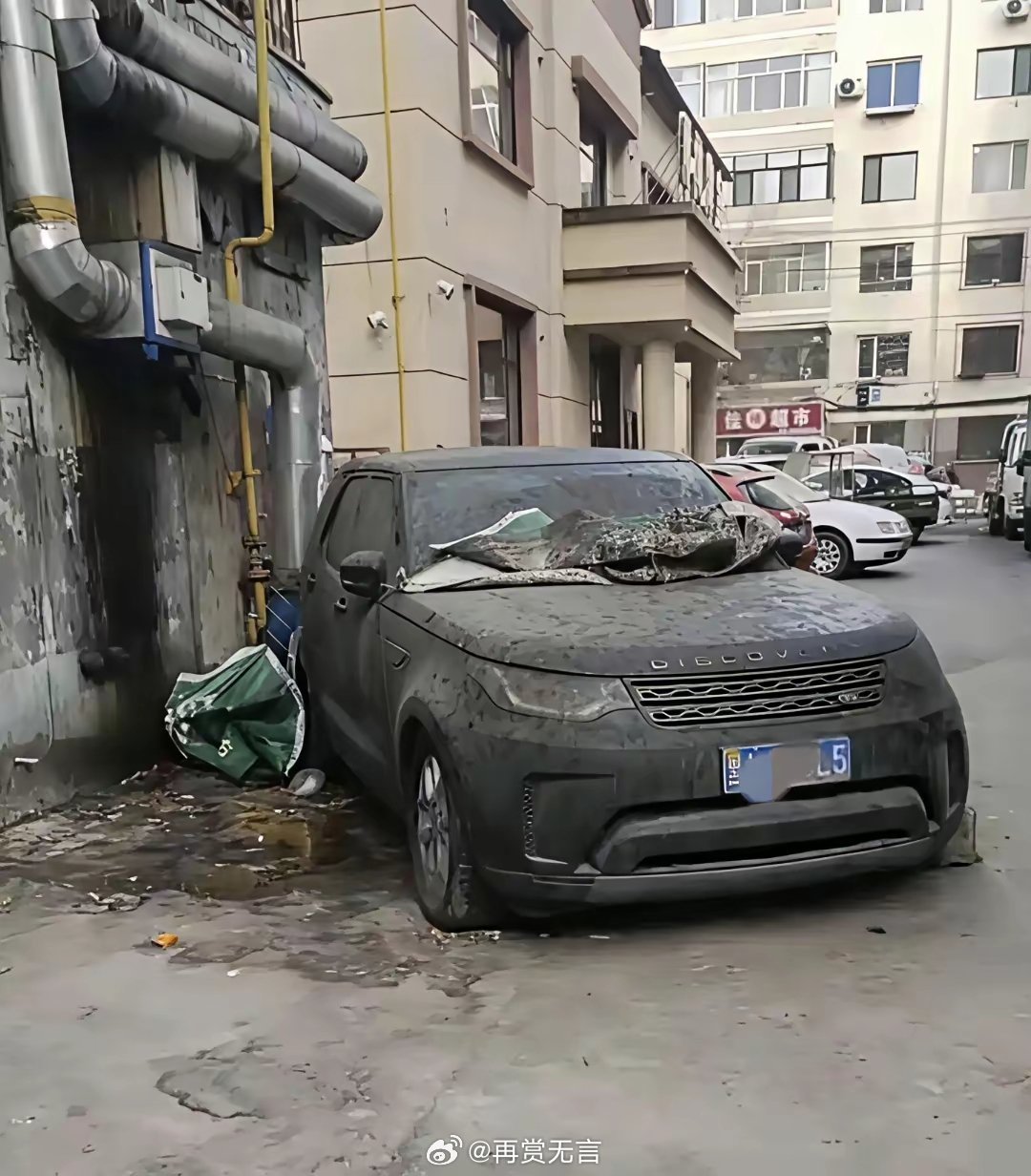 这汽车起码值个三百万吧，车主真有钱，居然不要了。 