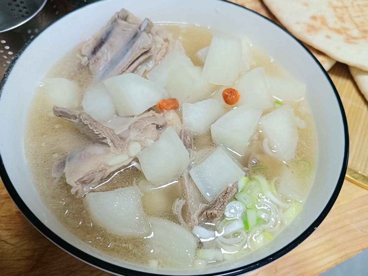 大暑节气来个羊肉汤
今天做的时候加了几片白芷，以前我做羊肉汤真是清炖，只加盐的。