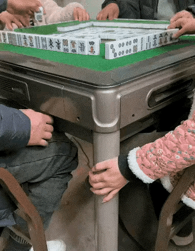 给十块钱就想摸摸手，没门！这男子也是下了血本了，为了摸摸女人的手，竟然拿出四、五