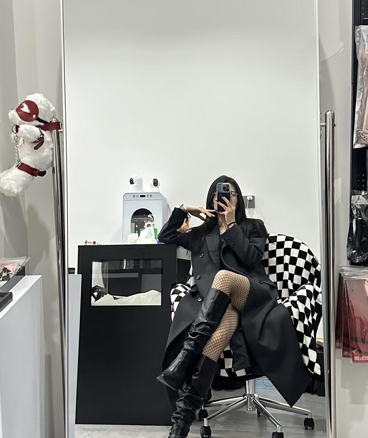 靴子是冬天每个女孩子都选择的穿搭