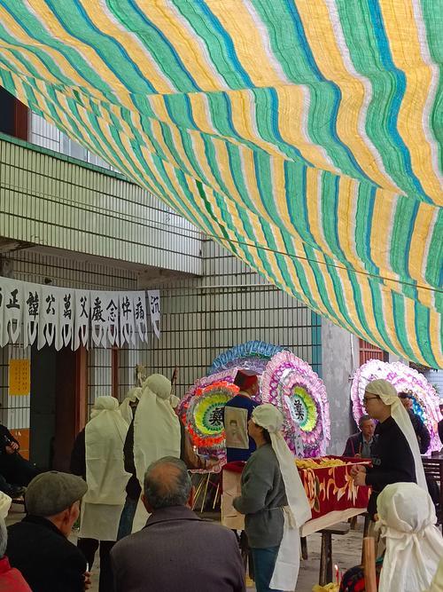 在这个快节奏、充满功利的社会里，爱情似乎变得越来越脆弱。很多人习惯了“离婚即结束