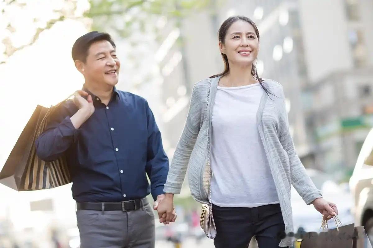 男人单纯散步这话，真得打个问号。我有个朋友，跟老婆说出去散步。结果呢，一去就是俩