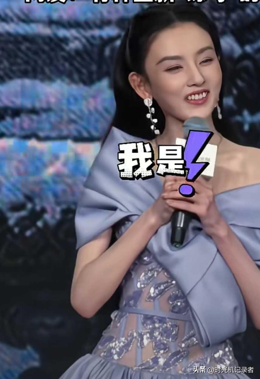 宋祖儿原来不姓宋啊！宋祖儿叫孙凡清，宋祖儿也是好高兴介绍自己。
曾经的歌坛天后王