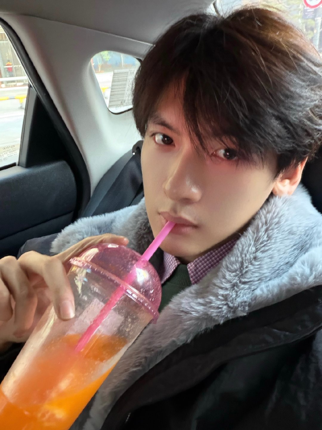 翟潇闻说今天用AI点1分钱奶茶了吗紧跟翟潇闻步伐，AI下单1分钱喝奶茶也太香了！