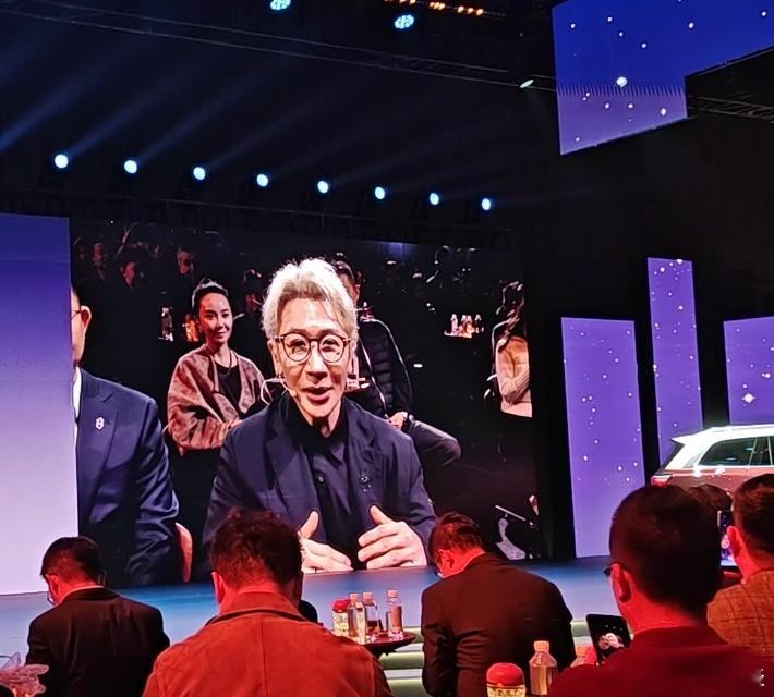 刘谦在深圳把余承东给整不会了余承东在深圳参加晚会，居然被刘谦的即兴魔术打了个措手