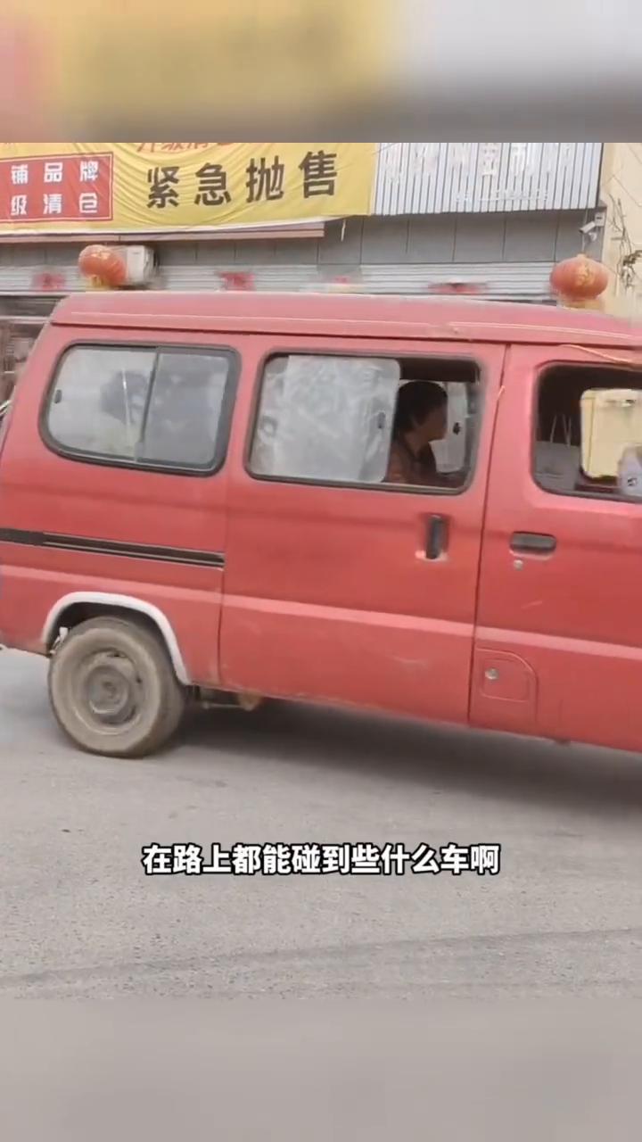 你永远不知道在路上都能碰到些什么车，传统处理跟现代机械的完美融合，就说洋不洋气？
