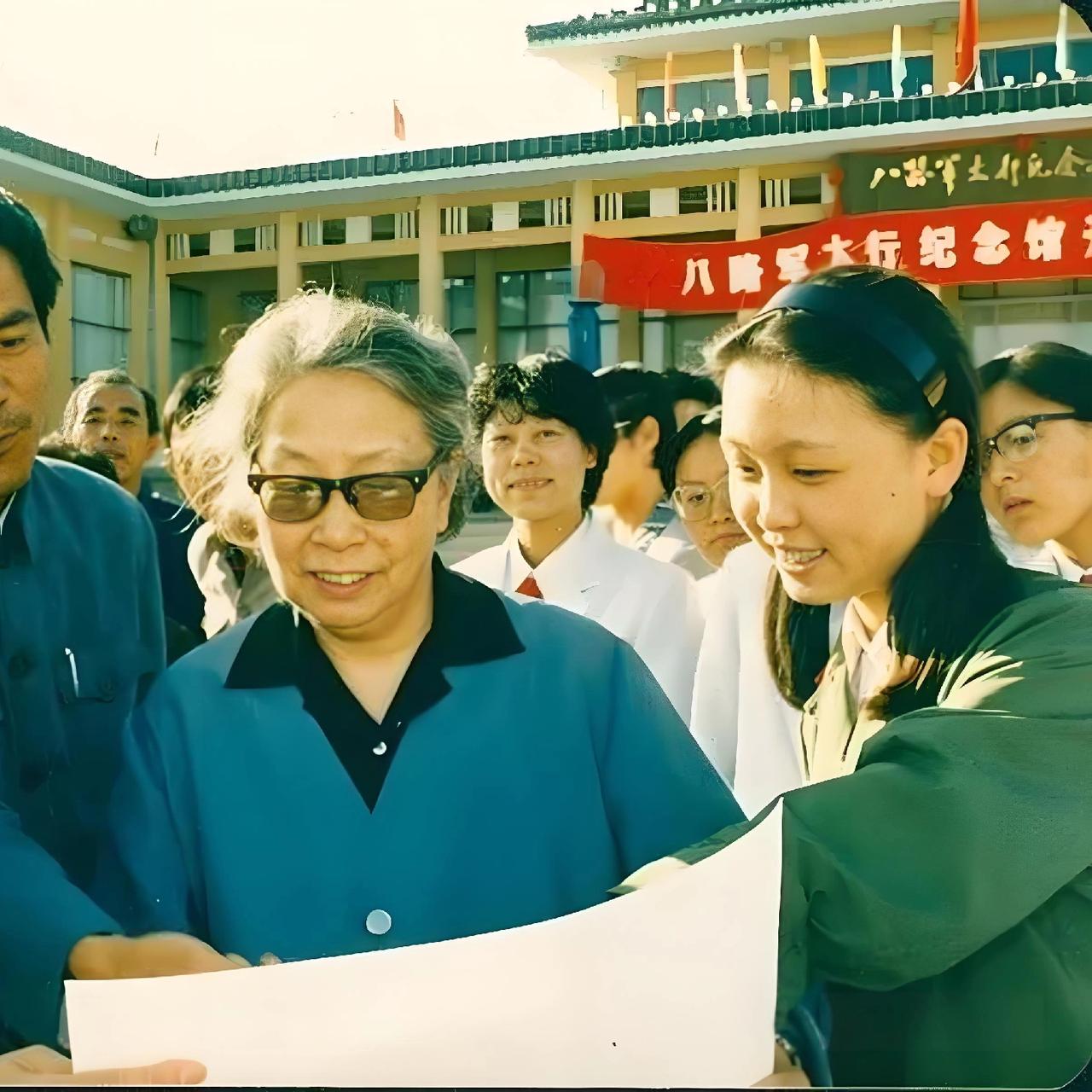 1988年，浦安修参加八路军太行纪念馆开馆仪式，一张罕见的留影，镜头中的她虽然已