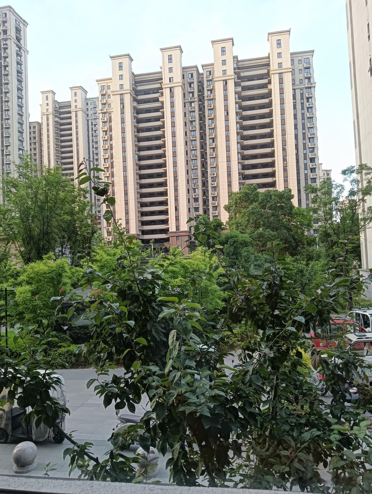 现代都市绿意盎然，高楼林立，绿树成荫，生活惬意。