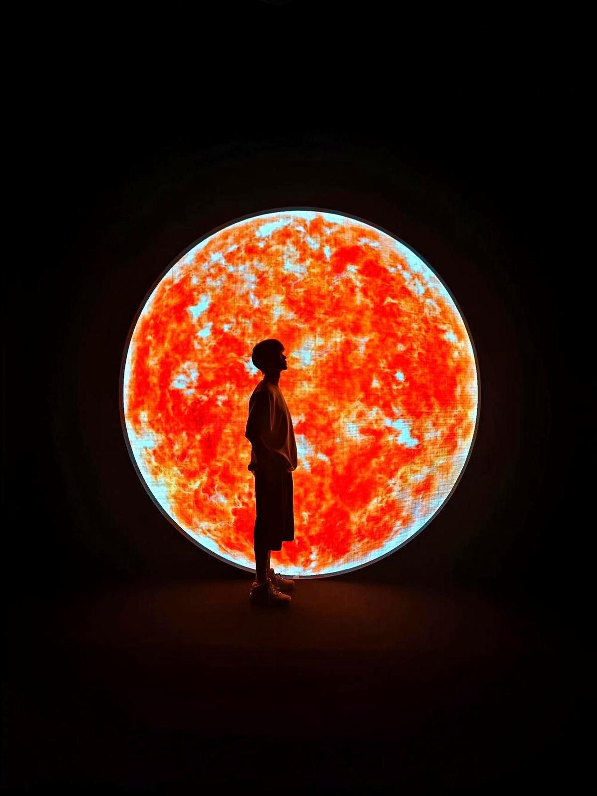 也太快了，这年头追星都进化成“现场直播蹲美术馆”了。
刷到任嘉伦粉丝这条，脑袋下