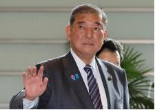 辞职后放飞自我？石破茂或当着193国向中国道歉，日本国内炸锅了
 
日本政坛最近