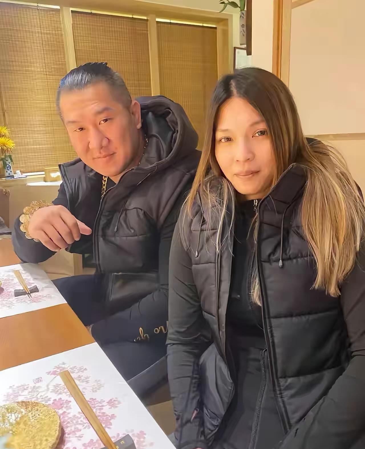 台湾网红馆长大家看得多了，他的妻子许多人可能没见过吧？
这位女士是李依芯，她就是