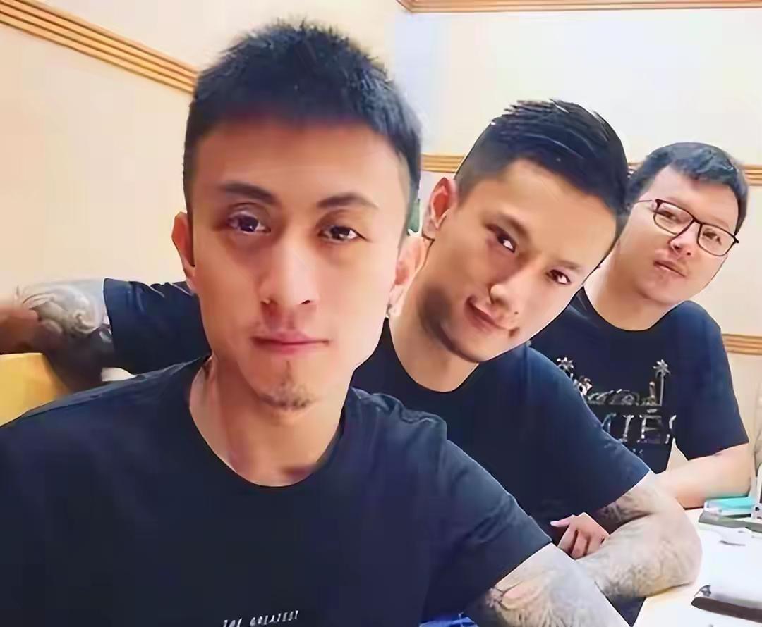 砸上亿挥霍、养多名伴侣的富家少爷，最后落得牢狱下场，真别被财富宠坏心性
 
含着