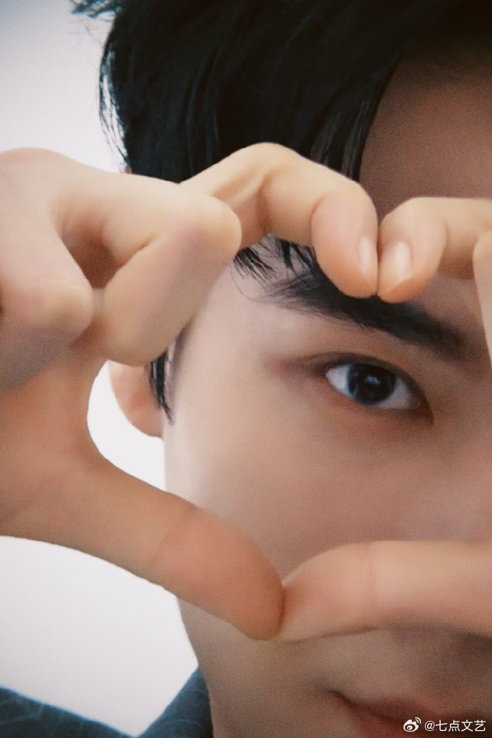 胡一天天很好胡一天状态稳定输出，颜值气质双双在线，清爽又耐看。今日穿搭简约舒适，