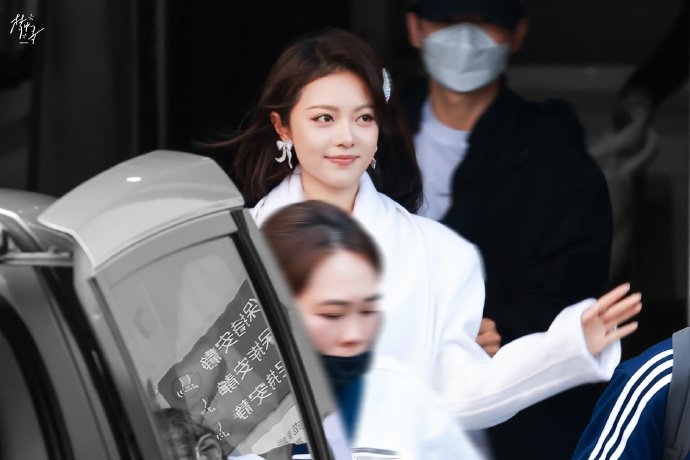 我能循环看 100 遍！肤白貌美 + 氛围感，女神下凡辛苦了～