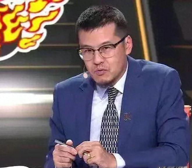 同样作为知名篮球解说，苏群老师客观冷静，能够实事求是评论，很多赛前分析和比赛判断