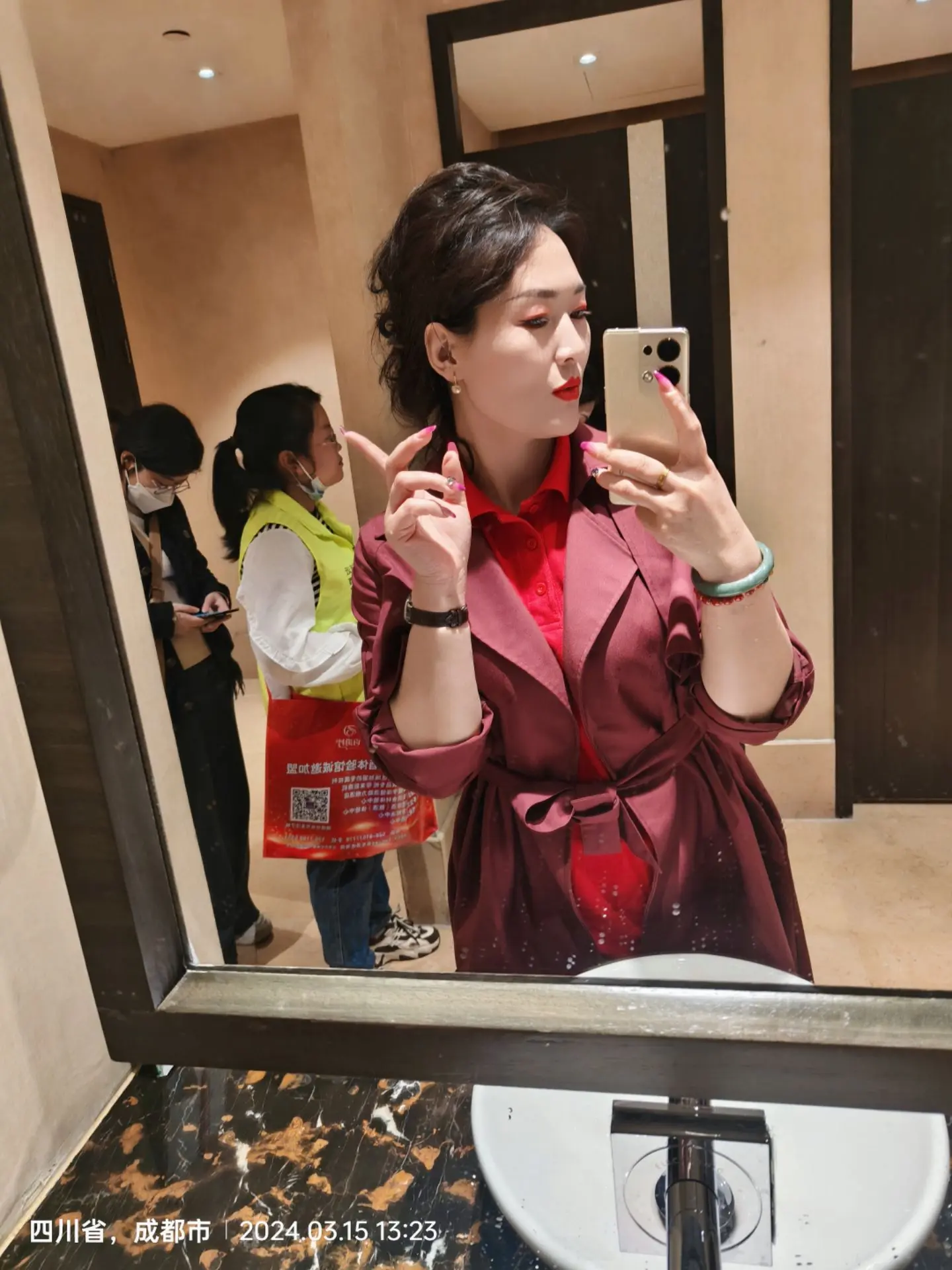 镜子里的我 照片里的时光 愿你精致到老 又美又飒 姐们儿