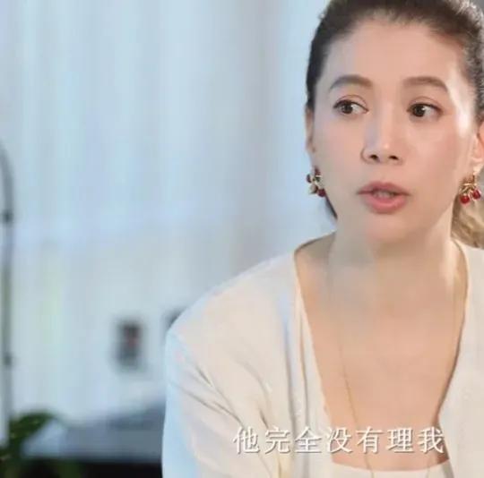 袁咏仪参加香港小姐的竞选，完全就是玩闹一般的， 家里不像蔡少芬家那样子需要女儿出