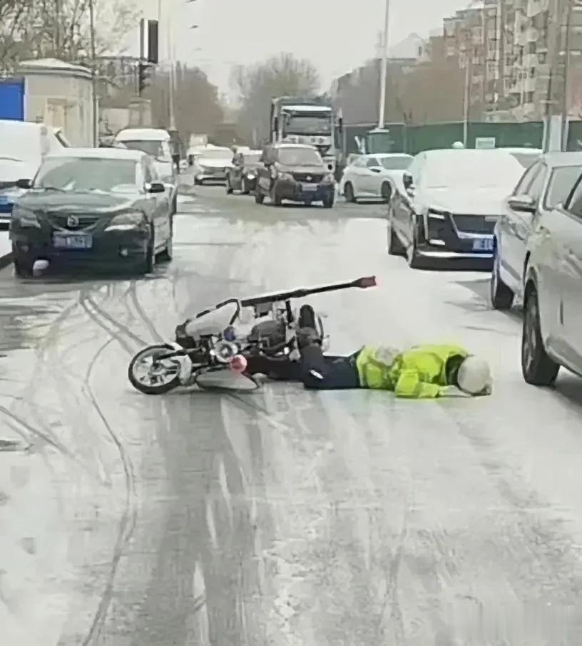 下雪了，交警叔叔也要注意呀。
太原万柏林区罕见一幕！