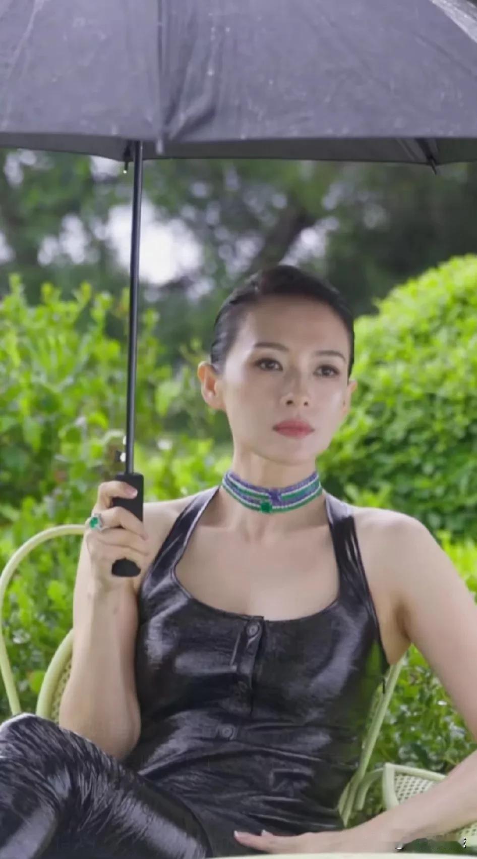 章子怡是华人在国际电影圈混得最好的女演员！演技高，形象气质佳，是大家公认的女明星
