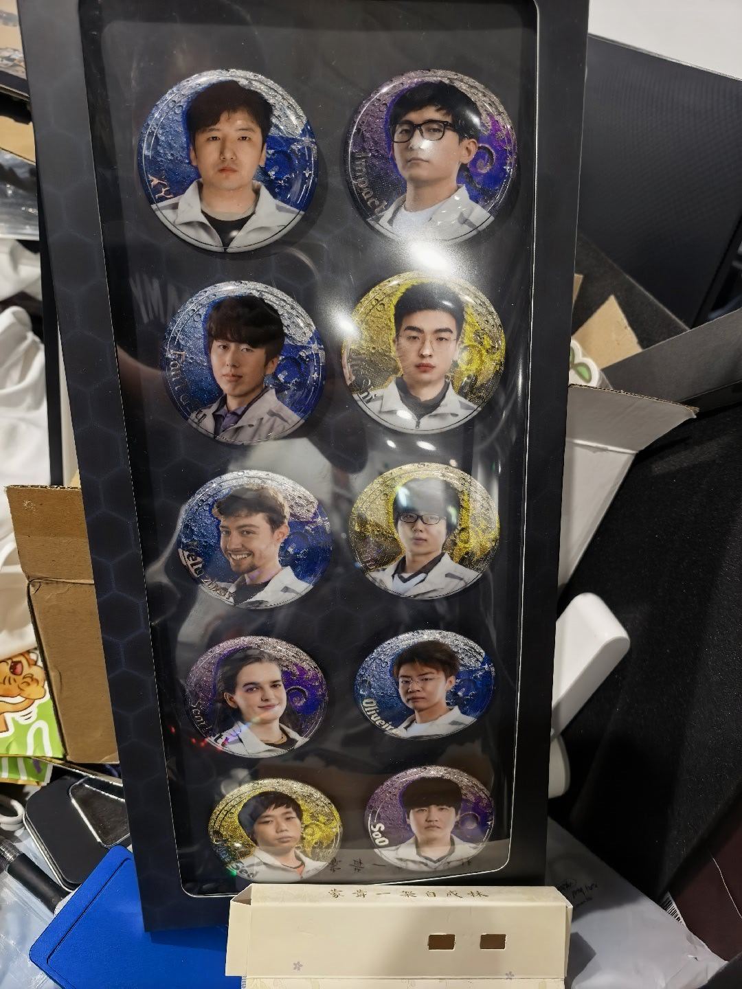 线下赛的吧唧到货了，看起来还可以啊，现在买衣服就会送