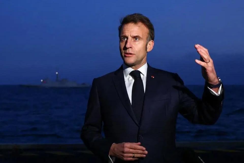 最近，法国总统马克龙在国际舞台上很活跃。面对伊朗局势，他不仅将“戴高乐”号航空母