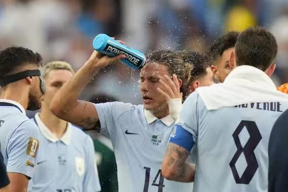 中途补水招致批评美加墨世界杯 据福克斯新闻报道，国际足联在本届世界杯上首次引入了