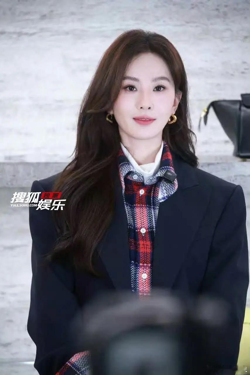 怎么感觉眼睛有点吊起来了 做了啥项目啊姐 