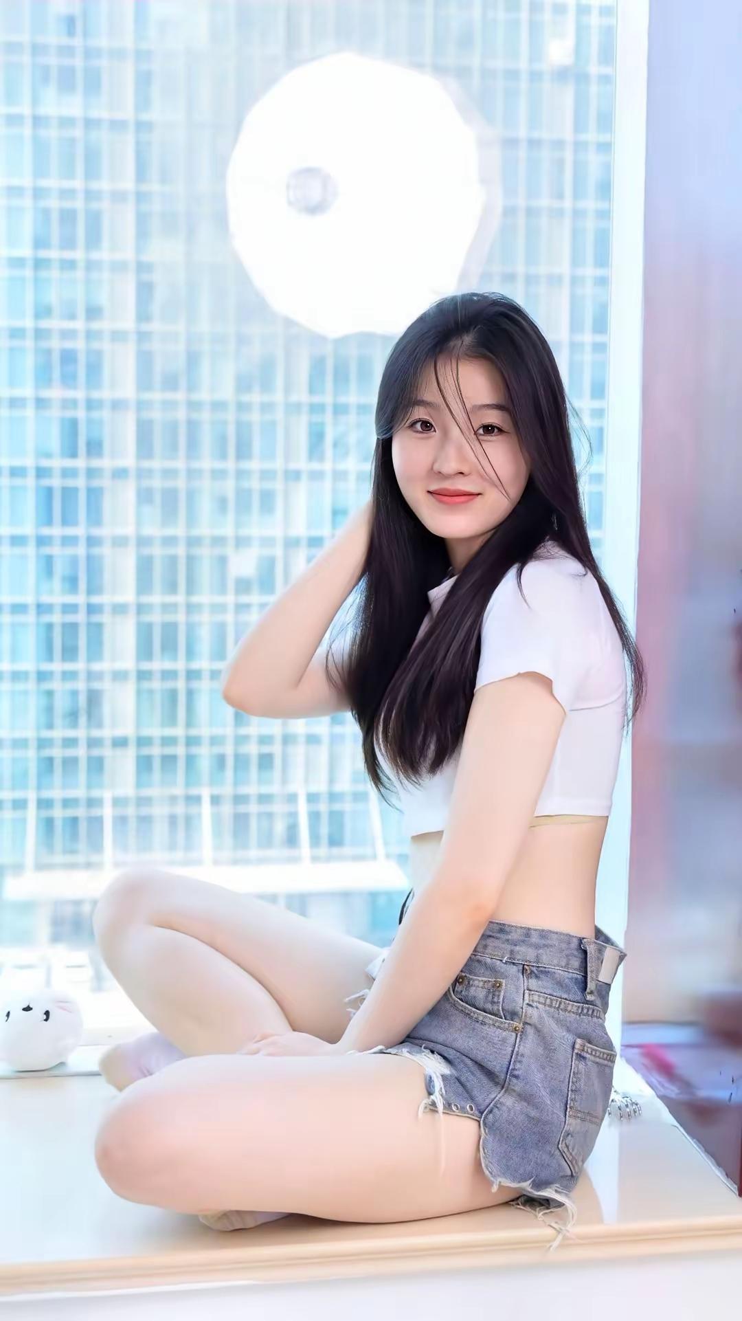 阳光洒进来的午后，少女在窗边微笑