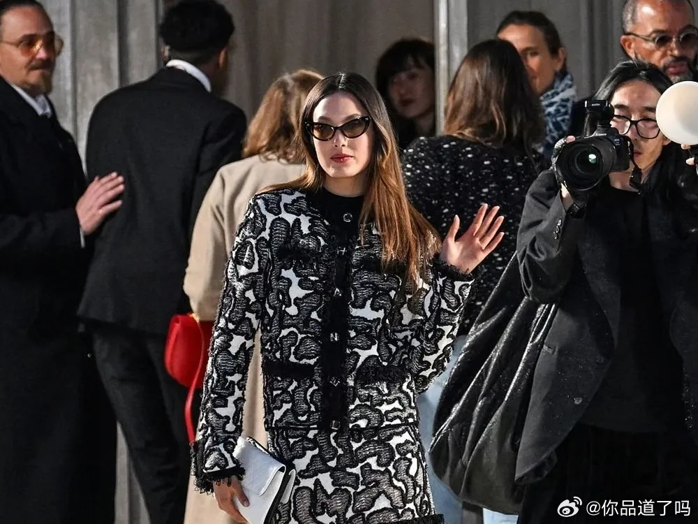 谷爱凌现身巴黎看秀，她的精力好充沛啊！不是刚参加了旧金山春节花车巡游嘛，还不累，