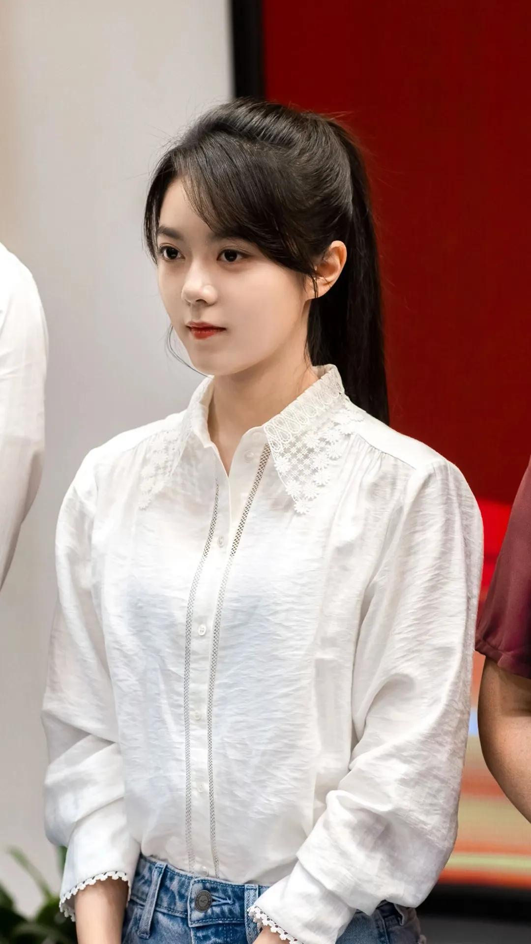 在演艺圈中
女演员的长相至关重要。
以《骄阳似我》中23岁的赵今麦为例，其长相优