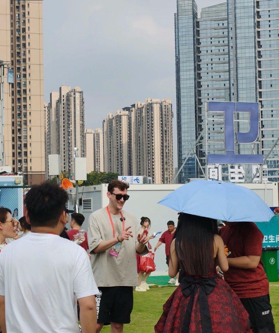 埃文凯尔也去看华晨宇演唱会了 谁懂啊！埃文凯尔竟然打卡华晨宇演唱会，现场秒变追星