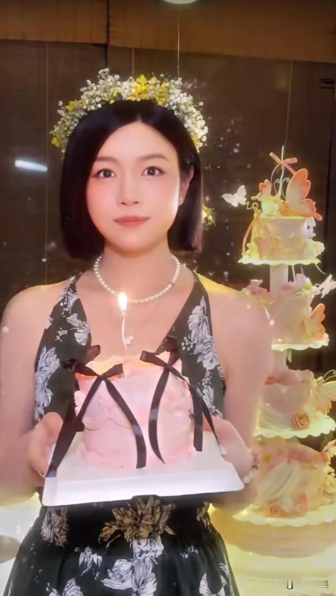 看到这样的陈妍希，陈晓肠子都悔青了吧！
陈妍希42岁生日，恰逢端午节。
戴着花环