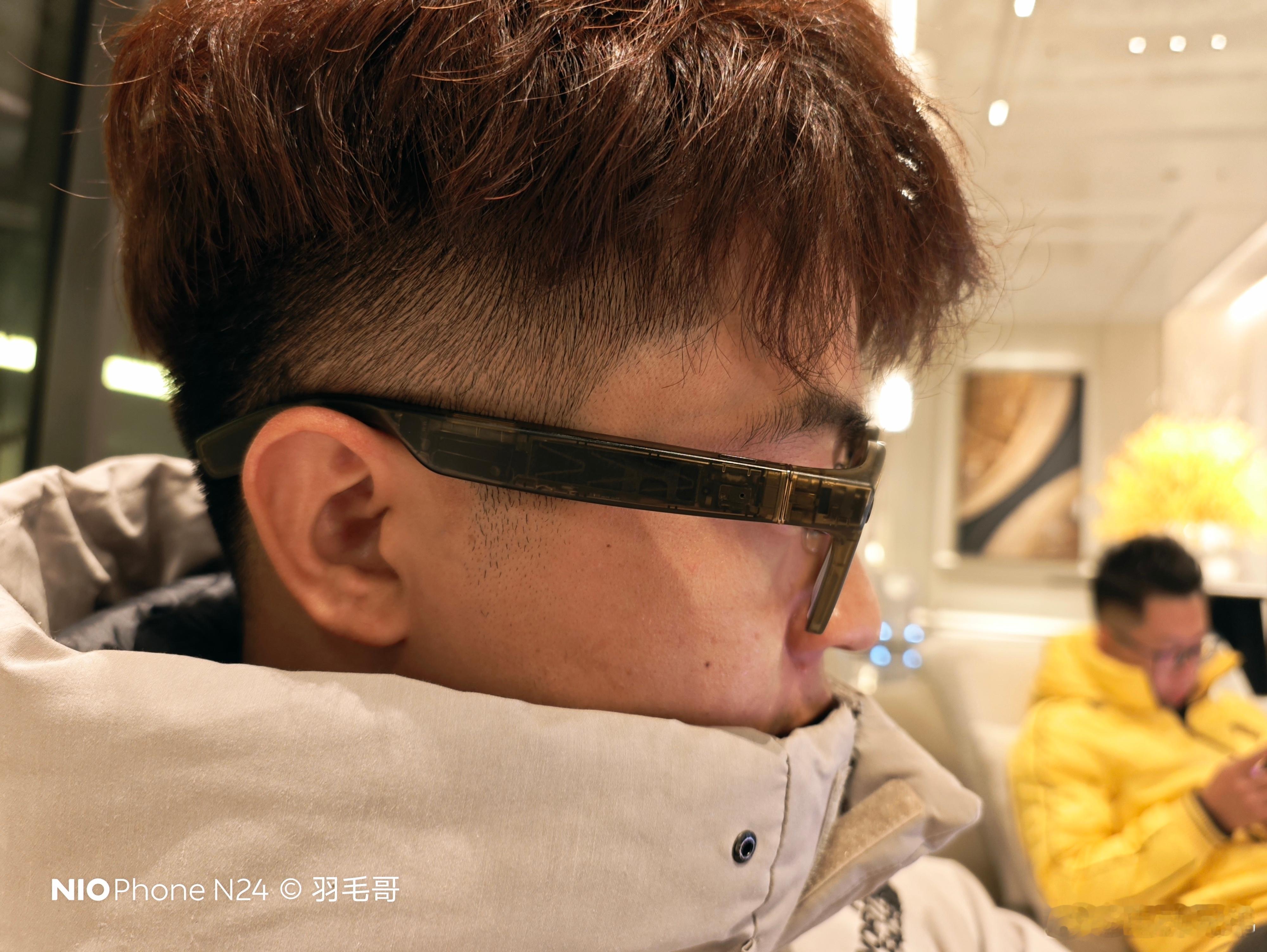 北京遇到肉，果断体验下他的新眼镜儿，他评价很高，说续航各种长，我一戴感觉确实很轻