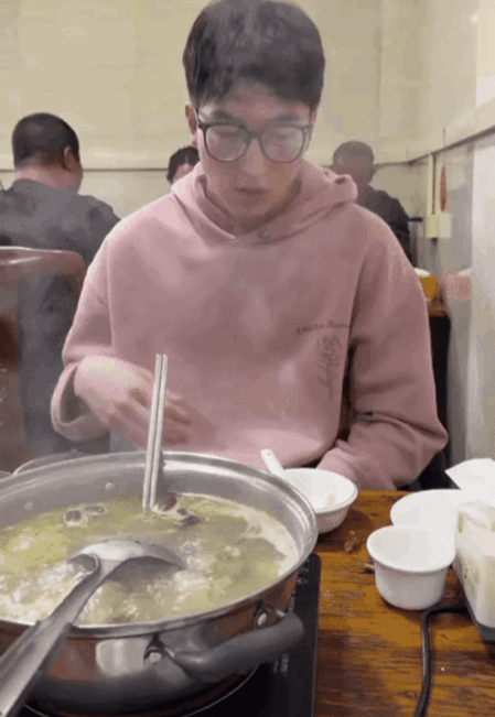 笑掉假牙，这小伙子的聪明劲儿着实让人佩服！