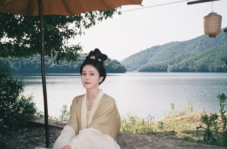 白鹿[超话]  世间万般温柔，都抵不过你的坦荡明亮白鹿 🥀白鹿王韵娜 ​​​