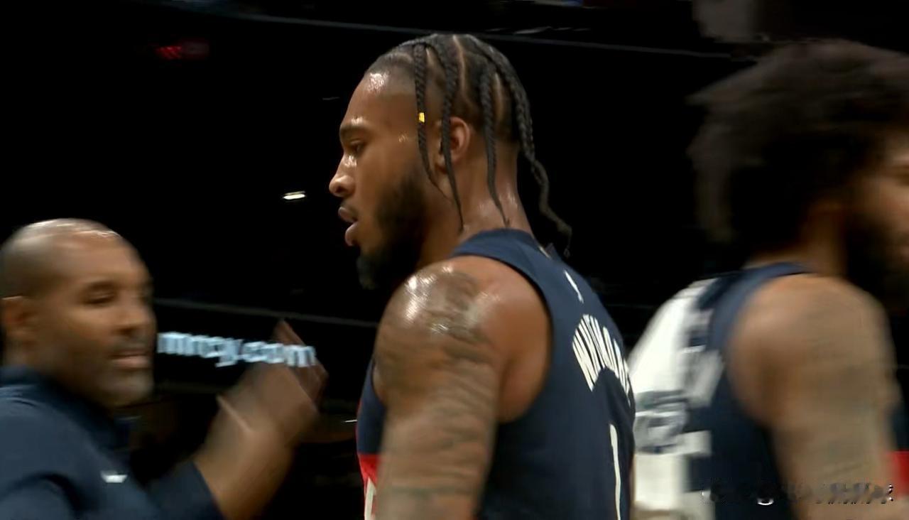 奇才新星惠特摩尔的场上正负值终于是正值了！在今天奇才主场迎战雄鹿的比赛中，目前双