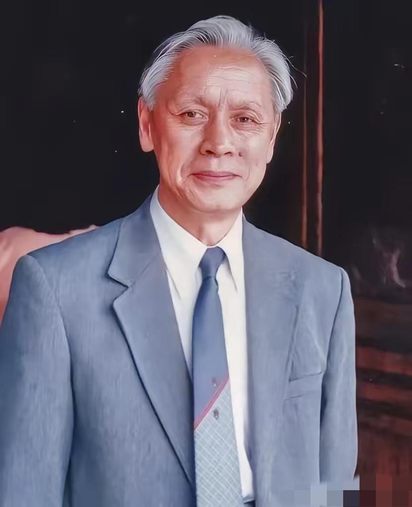 1959年，他趁着妻子出差，偷偷把一管液体灌入刚满一岁的儿子嘴里，看着儿子天真的