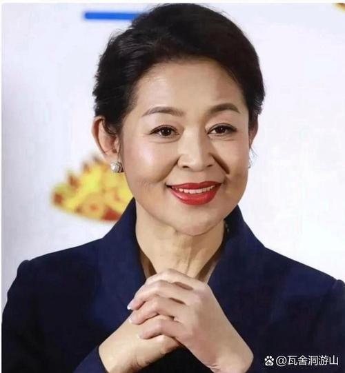 66岁老戏骨迟蓬凭《生万物》里大脚娘一角拿下白玉兰最佳女配，后台采访时，她手持奖