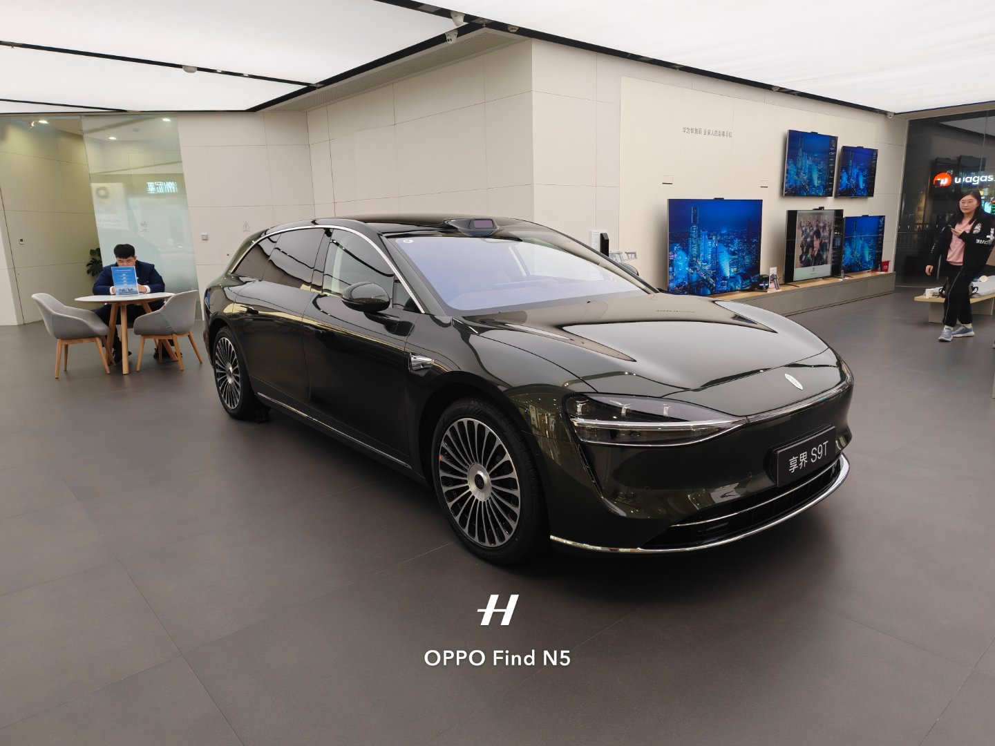 享界S9T的墨绿色是真好看，每次路过都得看两眼。颜值是生产力呀