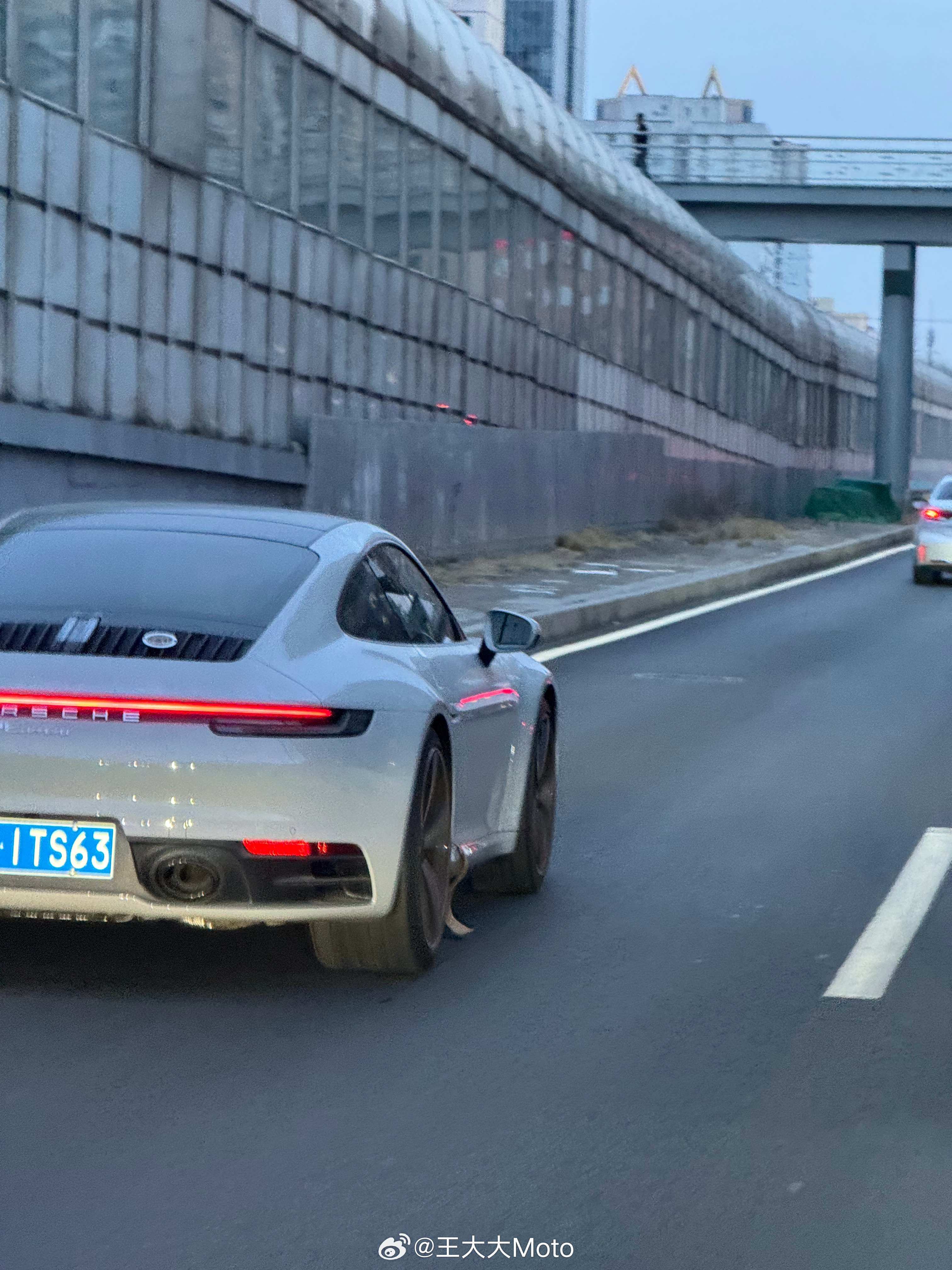 如何提醒911上的俊男靓女，副驾衣服夹车门上了