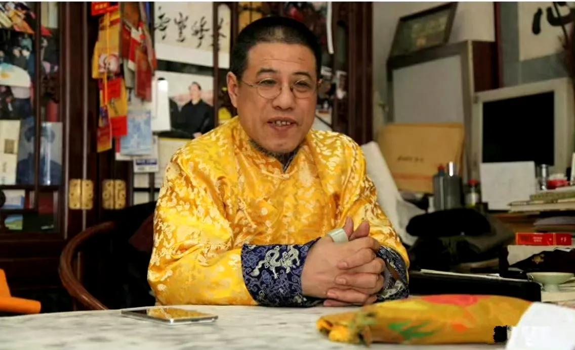 大清已灭亡106年，而乾隆7世孙仍旧穿龙袍祭祖，家里金碧辉煌 ​，
