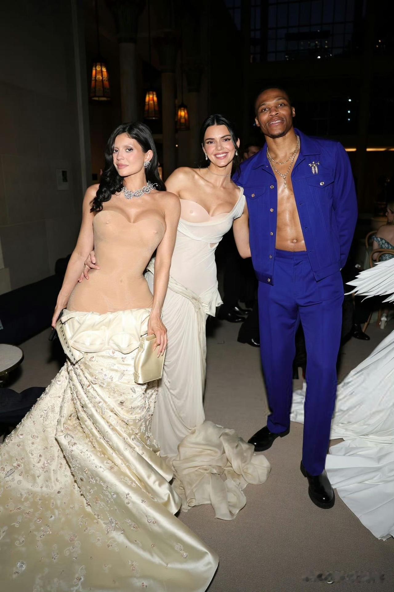 威少和肯豆同框了！！！威少亮相Met Gala，好久不见！

我们最喜欢的大威少