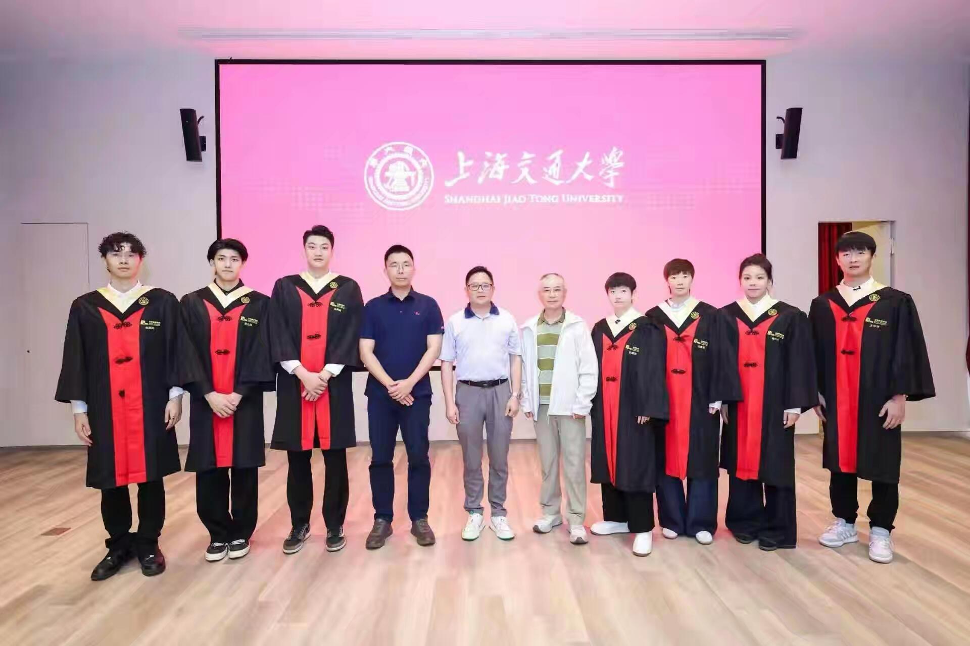 孙颖莎王曼昱上海交通大学毕业照海产姐妹毕业快乐，即将开启人生新征程，9月就变成清