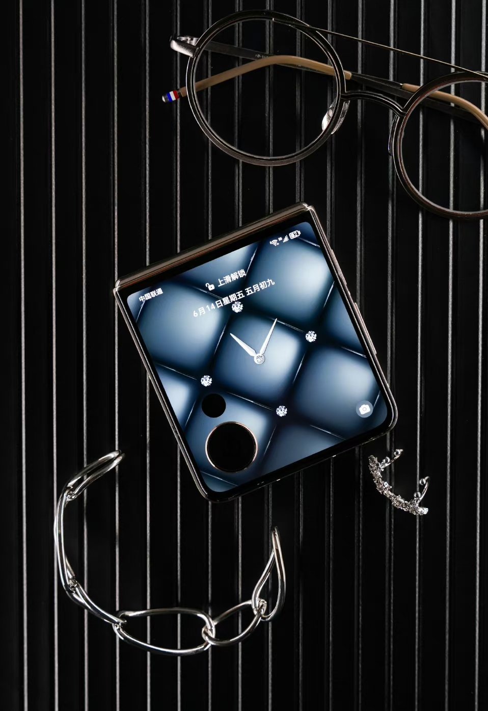 大家喜欢放指针时钟还是数字时钟[淡淡的] ​​​