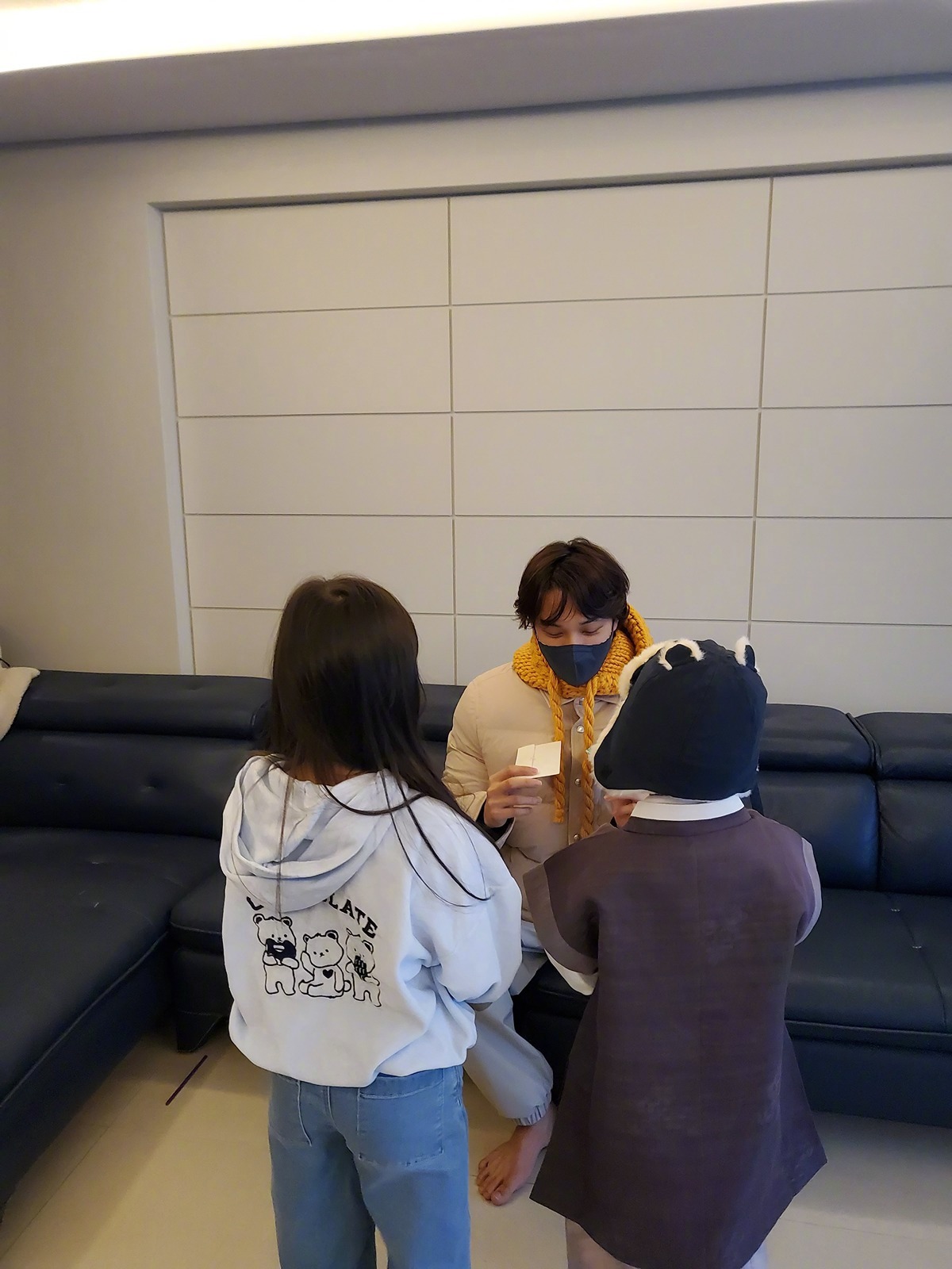 【Theqoo】今天上传的，教导侄子侄女做手指爱心的EXO KAI 金钟仁